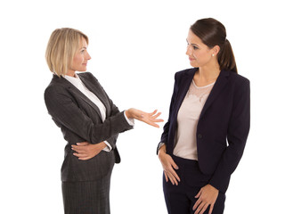 Zwei Frauen isoliert im Gespräch in Business Outfit