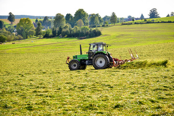 Obraz premium Traktor bei der Heuwende