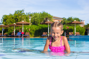 Naklejka premium Adorable happy little girl enjoy swimming in the pool