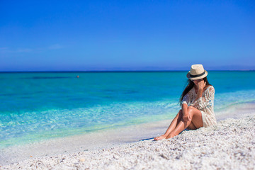 Fototapeta na wymiar Young beautiful girl enjoying beach tropical vacation