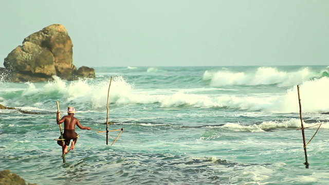 Sri Lankan fishermen catch fish in the ocean, the local flavor.