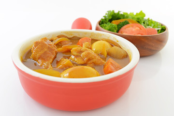 カレーライスと野菜サラダ