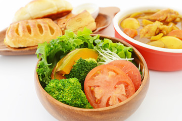 カレーライスと野菜サラダ