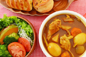 カレーライスと野菜サラダ