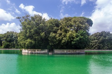 Fototapeta na wymiar Pond at the garden of Palace of Caserta
