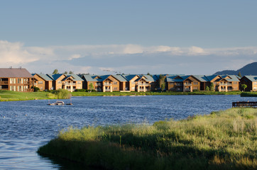 apartment lake © tharathepptl