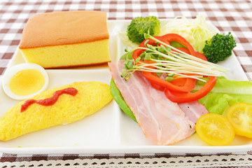 オムレツとサラダ