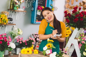 Plexiglas keuken achterwand Bloemenwinkel Gelukkig bloemenmeisje