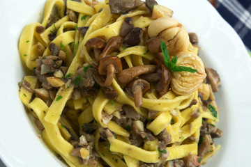 Tagliatelle ai funghi e castagne