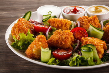 Grilled chicken nuggets and vegetables