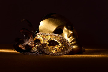 Two golden Venetian masks - obrazy, fototapety, plakaty