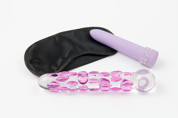 Sex Toys - Maske, lila Vibrator und Glas Dildo