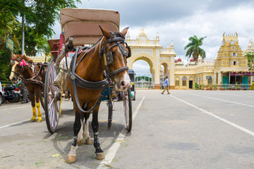 Obraz na płótnie Canvas A horse and cart outside the Mysore Palace