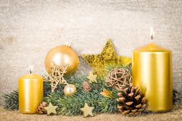 weihnachtsschmuck mit goldenen kerzen