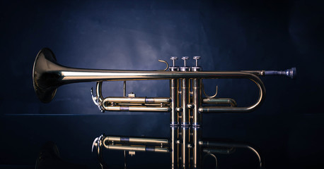 Shiny trumpet on wrinkled background - obrazy, fototapety, plakaty