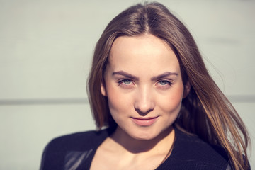 Naklejka premium portrait of a girl in the park