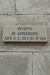 Divieto di Affissione, Lastra di pietra su muro