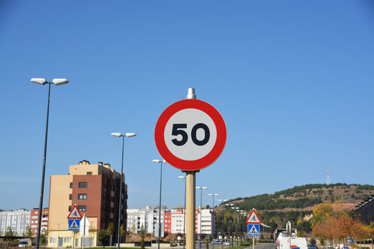 se&ntilde;al de trafico  de limitacion de velocidad