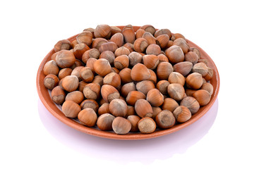 Orzechy laskowe na ceramicznym talerzu