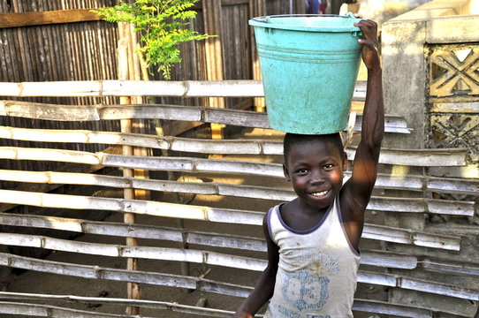 Transport von Trinkwasser in Afrika