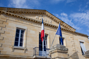 Jolie mairie avec drapeaux