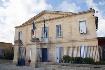 Fototapeta na wymiar Jolie mairie avec drapeaux en France