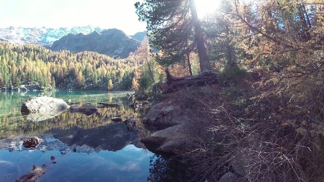 lago delle alpi in autunno