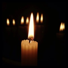 свеча горящая в темноте