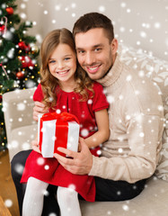Fototapeta na wymiar smiling father and daughter holding gift box