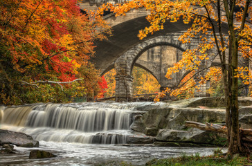 Beautiful Berea Falls In Autumn - obrazy, fototapety, plakaty