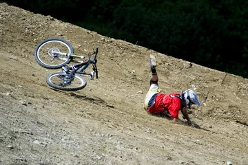 Photo sur Plexiglas Vélo Accident on a mountain bike