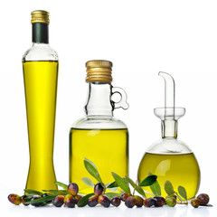 OLIO IN BOTTIGLIE E OLIVE FONDO BIANCO