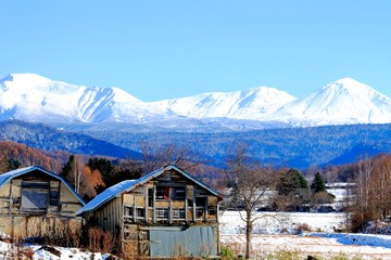 廃屋と大雪山連峰