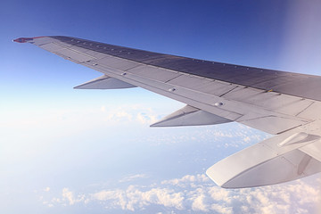 Fototapeta premium airplane wing in the clouds
