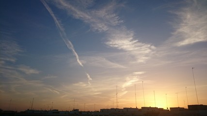 Amanecer sobre las azoteas de la ciudad