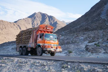 Rolgordijnen Decorative old   truck with Karakoram mountain range in the back © pulpitis17
