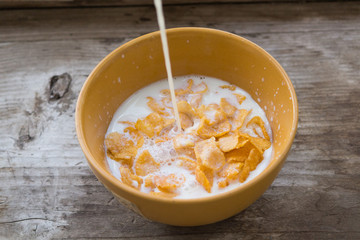 milk with cornflakes