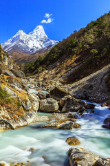 Obrazy na Szkle  Pokryte śniegiem góry i skaliste szczyty w Himalajach