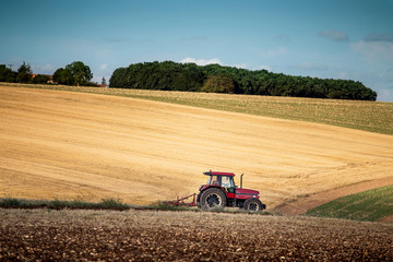 Obraz premium Tractor harrowing a field west of Poitiers in south western Fran