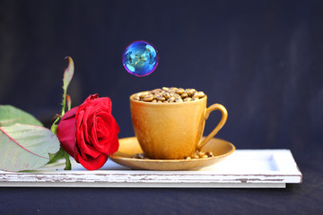Kaffeetasse mit roter Rose