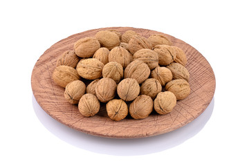 Orzechy włoskie na drewnianym talerzu