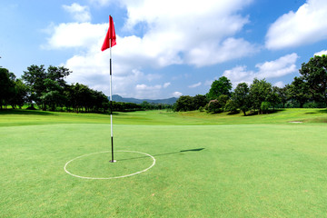 Obraz premium Golf course with flag and beautiful sky 