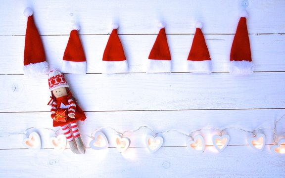 Weihnachtshintergrund -Nikolausm&uuml;tzen mit Lichterkette