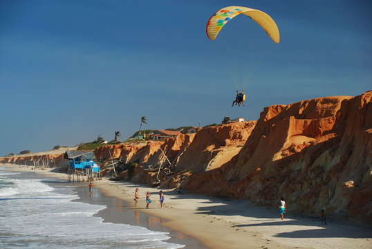 parapentiste au dessus de la plage