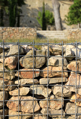 mur de pierres et grillage
