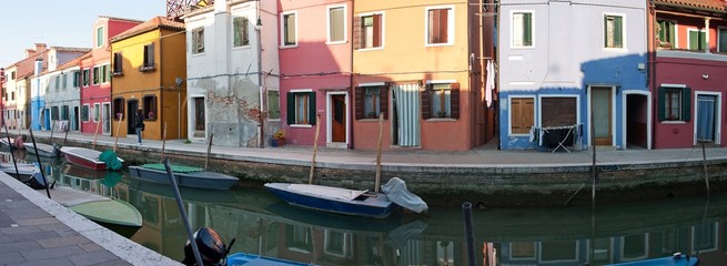 Fototapeta na wymiar Italienische Stadt Burano Panoramaaufnahme mit Kanal und Boote