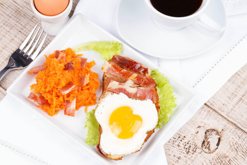 Toast with fried egg, prosciutto and pumpkin
