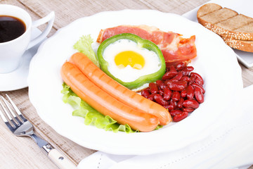 Fried egg, sausages, bacon and red beans