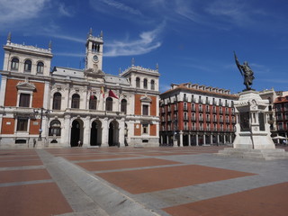 Fototapeta na wymiar Escultura del Condre Pedro Ansúrez en Valladolid