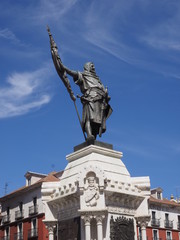 Fototapeta na wymiar Escultura del Condre Pedro Ansúrez en Valladolid
